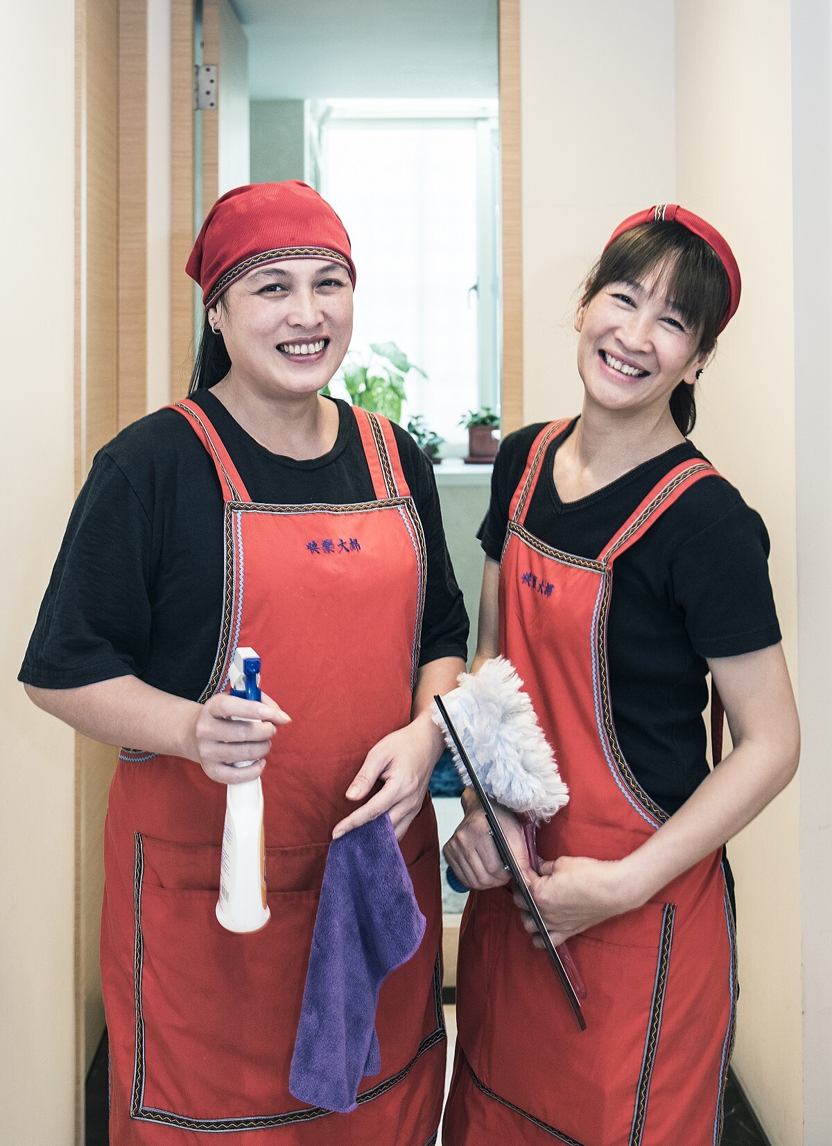 手巧的莉萍,為快樂大掃的圍裙加上阿美族紋飾滾邊。