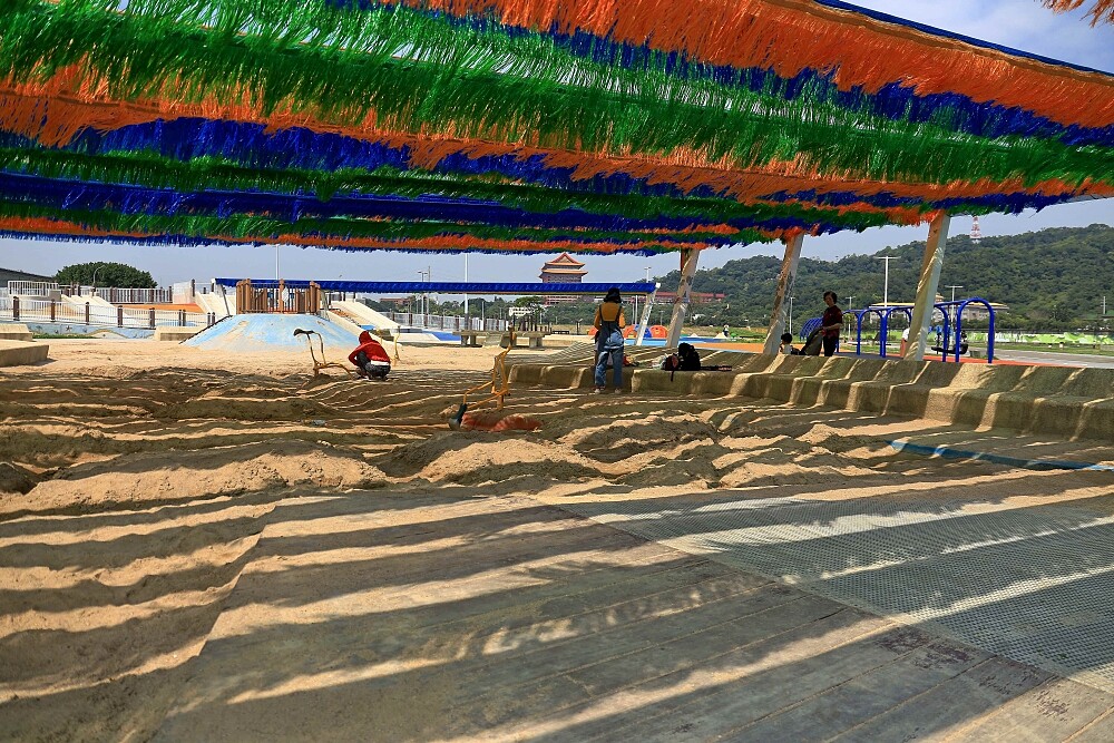 原有沙坑就在一旁
