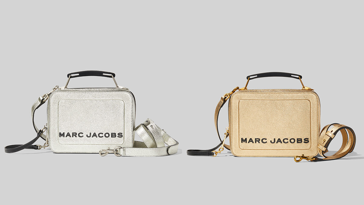 Marc Jacobs 科技銀The Box餐盒包(23cm)、貴氣金The Box餐盒包(23cm),各NT19,900。