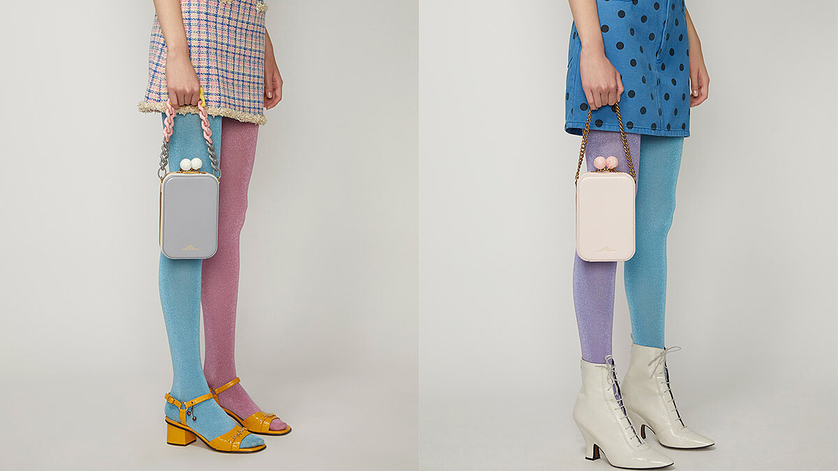 Marc Jacobs 灰黃粉撞色The Vanity復古珠釦包，NT24,900、芭蕾舞裙粉The Vanity復古珠釦包，NT22,900。