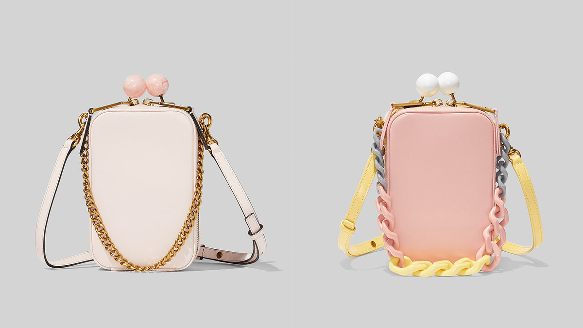 Marc Jacobs芭蕾舞裙粉The Vanity復古珠釦包,NT22,900、灰黃粉撞色The Vanity 復古珠釦包,NT24,900。