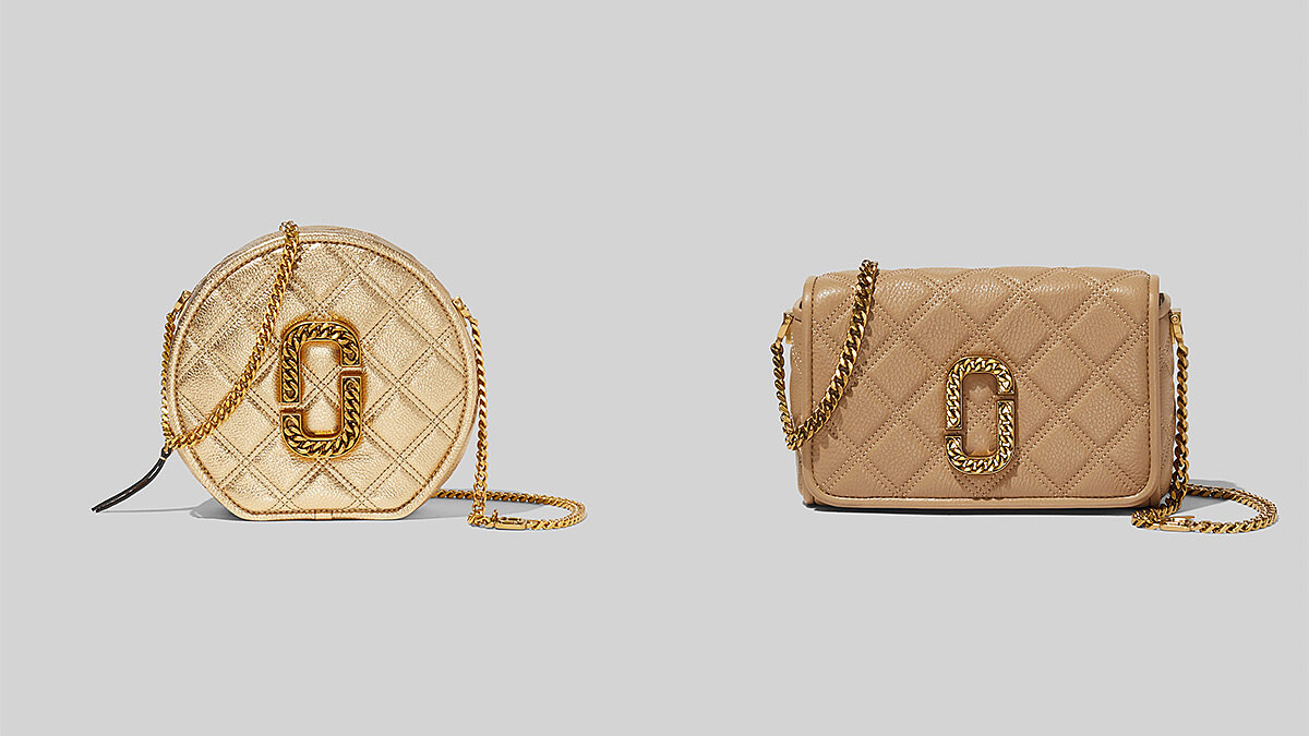 Marc Jacobs 耀眼金The Status復古格紋小圓包，NT20,900、優雅米The Status復古格紋翻蓋方包，NT23,900。