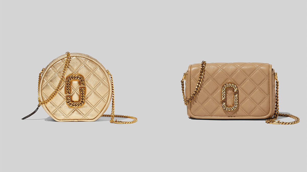 Marc Jacobs 耀眼金The Status復古格紋小圓包,NT20,900、優雅米The Status復古格紋翻蓋方包,NT23,900。