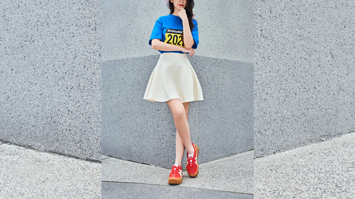 Logo漁夫帽，NT2,890、短袖T恤，NT1,290、及膝裙，NT4,790、DELEGATION CHUNK厚底鞋(活力紅)，NT4,980；All By Onitsuka Tiger。