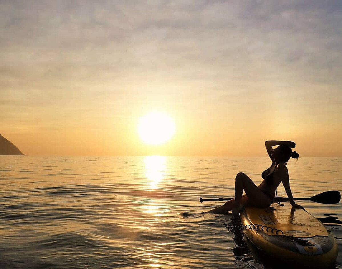 迎接從太平洋海面升起的曙光。圖片來源：IG @sup_kayak 授權