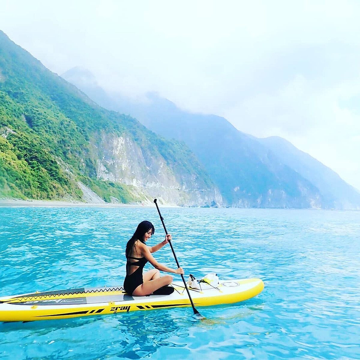 在清水斷崖旁的SUP體驗，體認自然的壯闊之美。圖片來源：IG @sup_kayak 授權