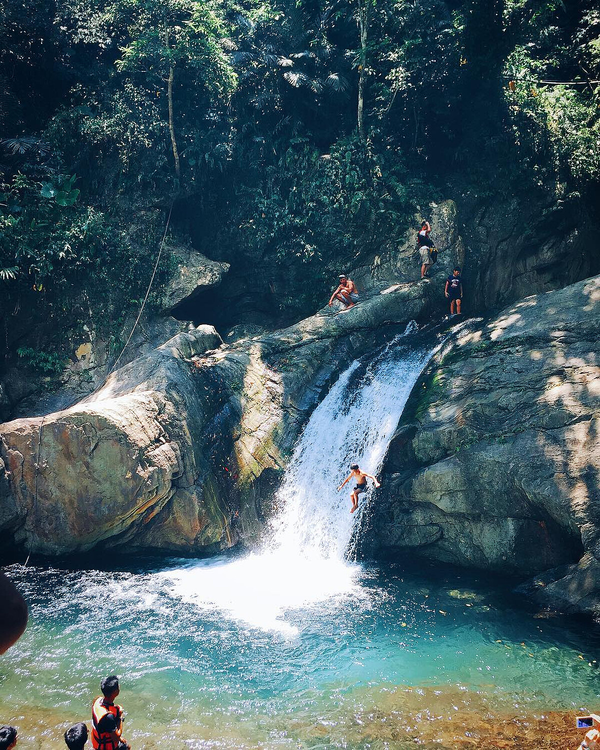 從三層樓高的瀑布縱身躍下。圖片來源：IG @d71529 授權