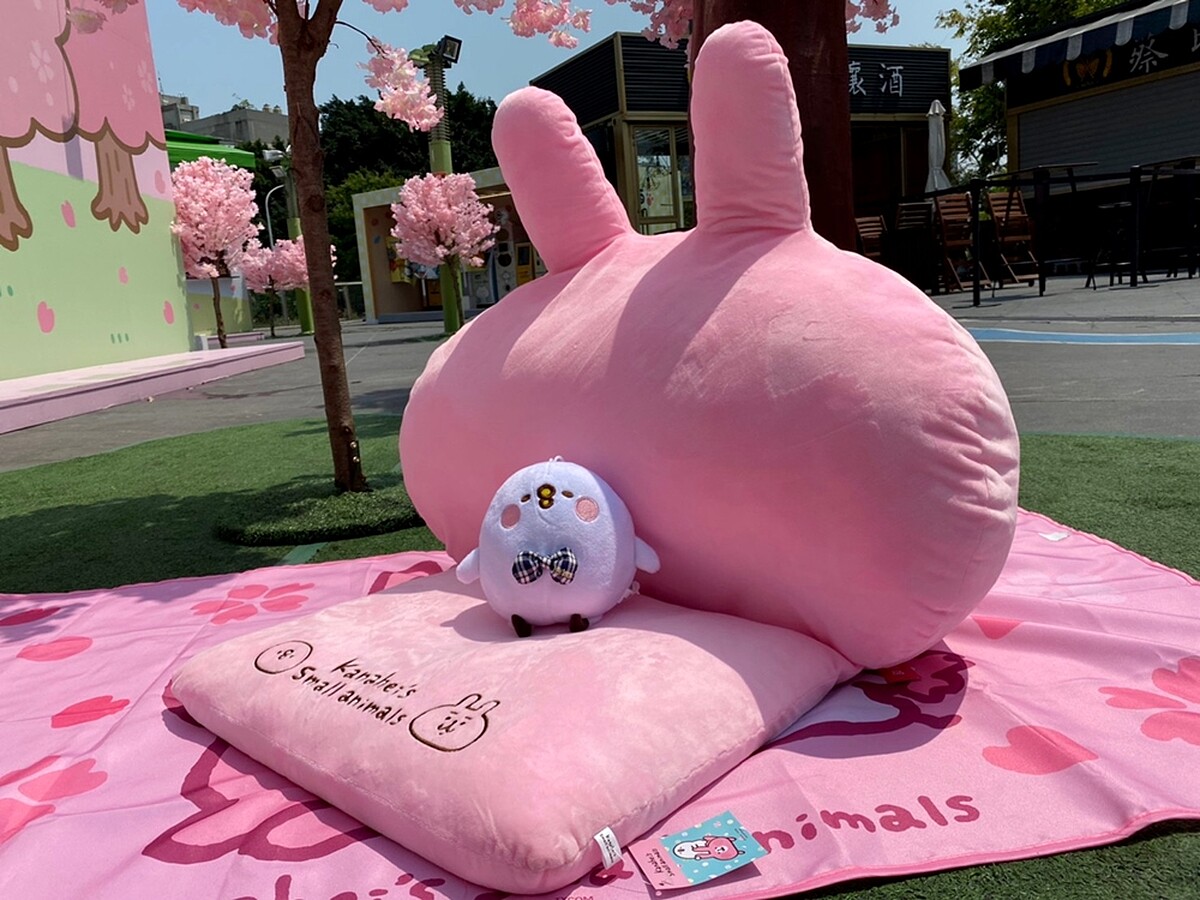 巨型「粉紅兔兔沙發」