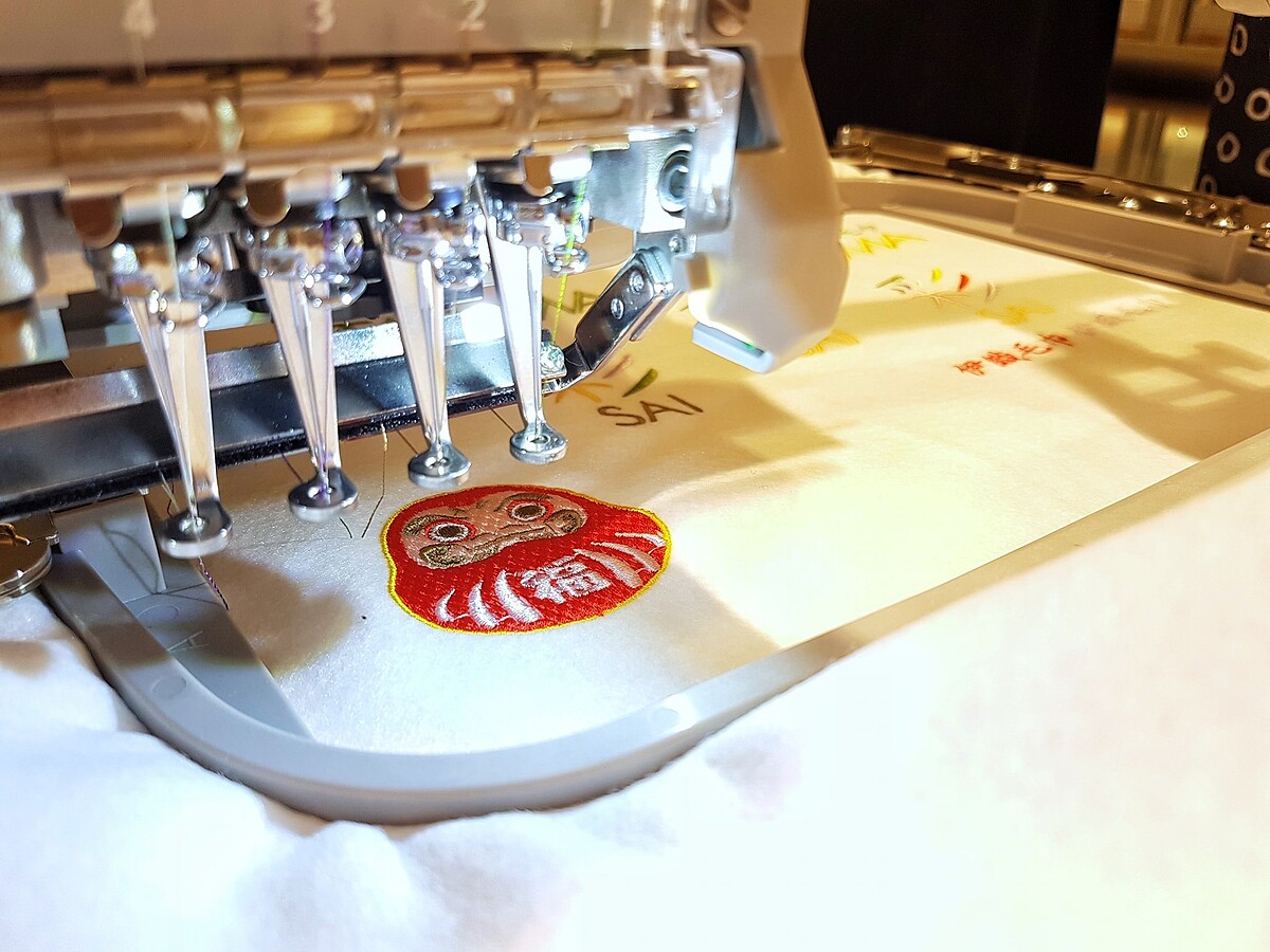 誠品living project｜「伊織毛巾」於松菸店推出客製化刺繡服務，日期、中英文名或圖樣都能專屬刺繡。