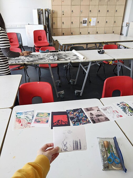 趁學校還沒完全關閉前,我和同學保握時間使用學校設備做作業