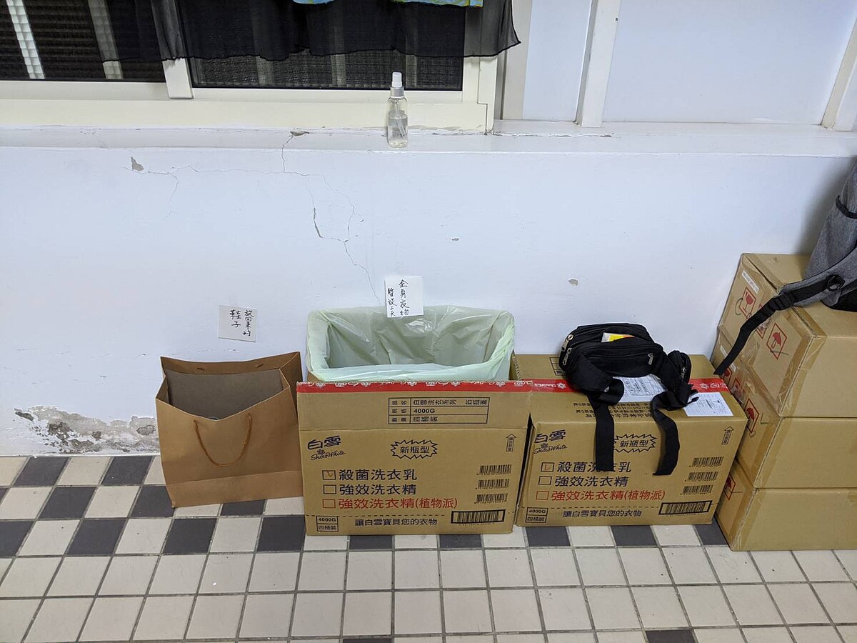 家人提前準備的箱子和紙條