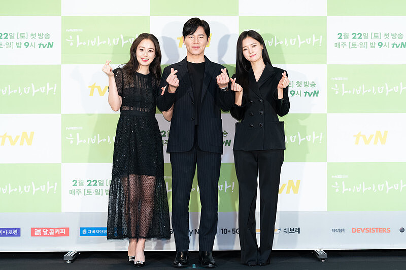 《哈囉掰掰，我是鬼媽媽》金泰希（左1）出席開播記者會時，穿的就是Roger Vivier鑽釦高跟鞋