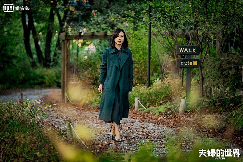 《夫婦的世界》金喜愛劇中多次穿著Roger Vivier方釦鞋登場