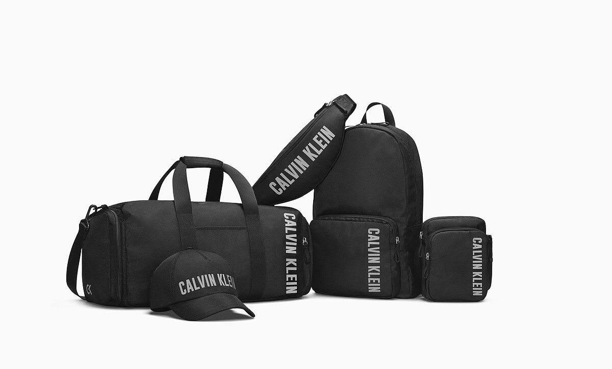 (左起)圓筒行李袋(NT$3,480)、棒球帽(NT$1,680)、斜肩包(NT$2,180)、後背包(NT$2,980)、斜背方包(NT$2,180)