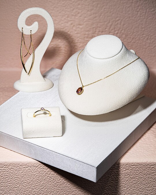 S耳環、古典／幸福光粉戒指、Fiorello幸福光粉項鍊。