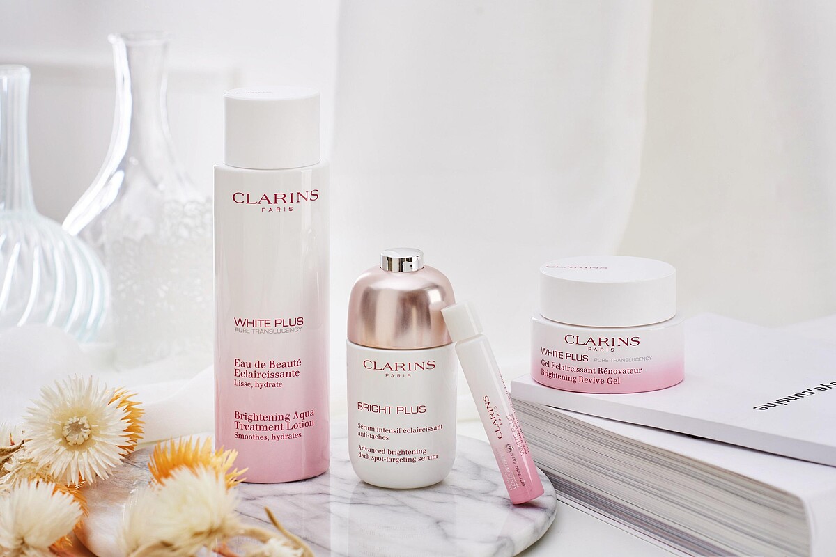 亮白淡斑全效組:氧氣亮白淡斑精華50ml (正貨)+智慧美白淡斑筆7ml (正貨)+智慧美白高機能化妝水(清爽/潤澤) 200ml (正貨/2選1)+智慧美白晚安水凝霜50ml (正貨) /優惠價NT7200(原價NT9600/75折)