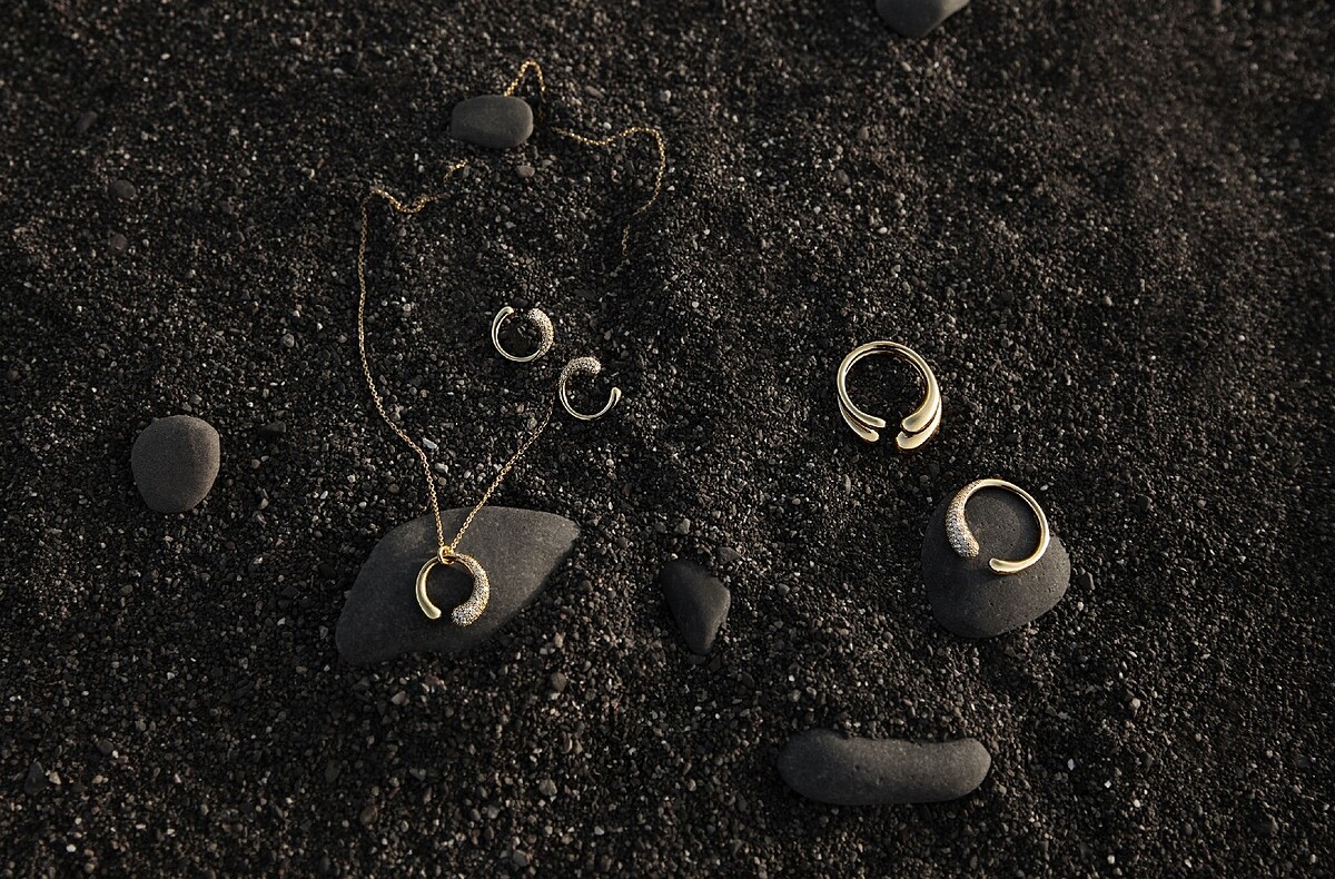 MERCY系列18K金鋪鑽耳環，NT71,000、18K金鋪鑽鍊墜，NT71,000、18K金迷你戒指，NT32,000、 18K金戒指，NT39,000、18K金鋪鑽戒指，NT91,000。