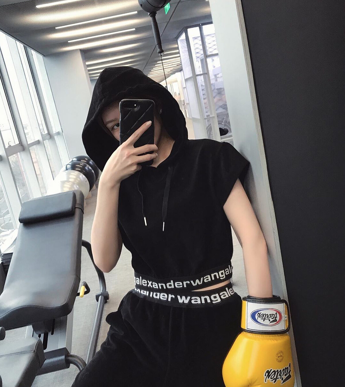 穿華裔設計師王大仁Alexander Wang運動服打拳擊