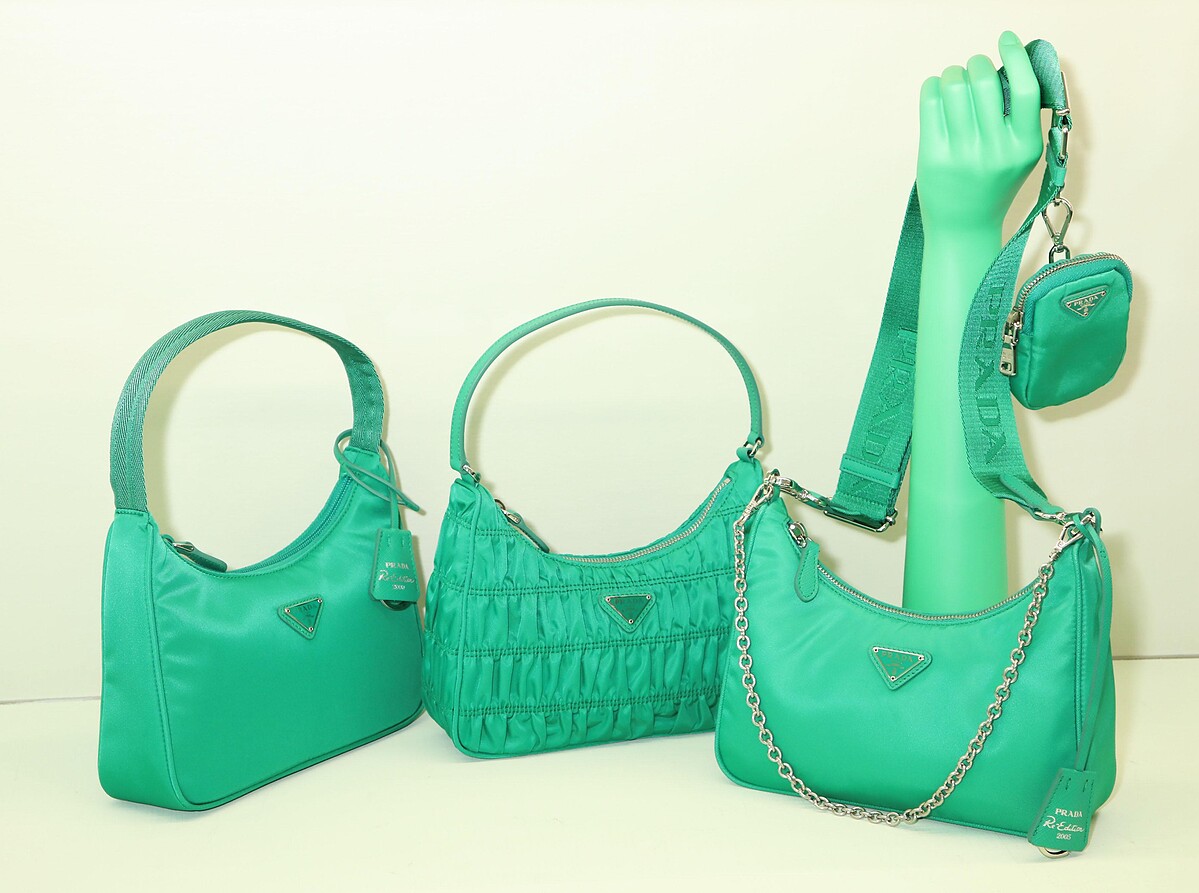 快閃店獨家：（左起）Prada Re-Edition 2000系列手提包（NT$21,500）、Gaufr&eacute;尼龍手提袋（NT$25,500）、Re-Edition 2005系列手提肩背包（NT$36,000）