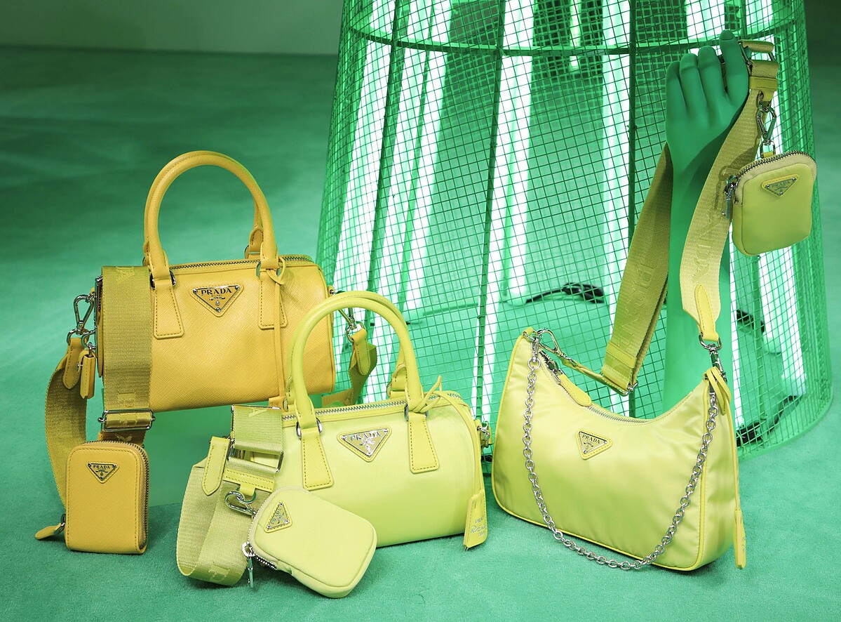 快閃店獨家：（左起）Prada Saffiano皮革圓筒手提肩背包（NT$64,000）、尼龍圓筒手提肩背包（NT$53,000）、Re-edition 2005系列肩背包（NT$36,000）