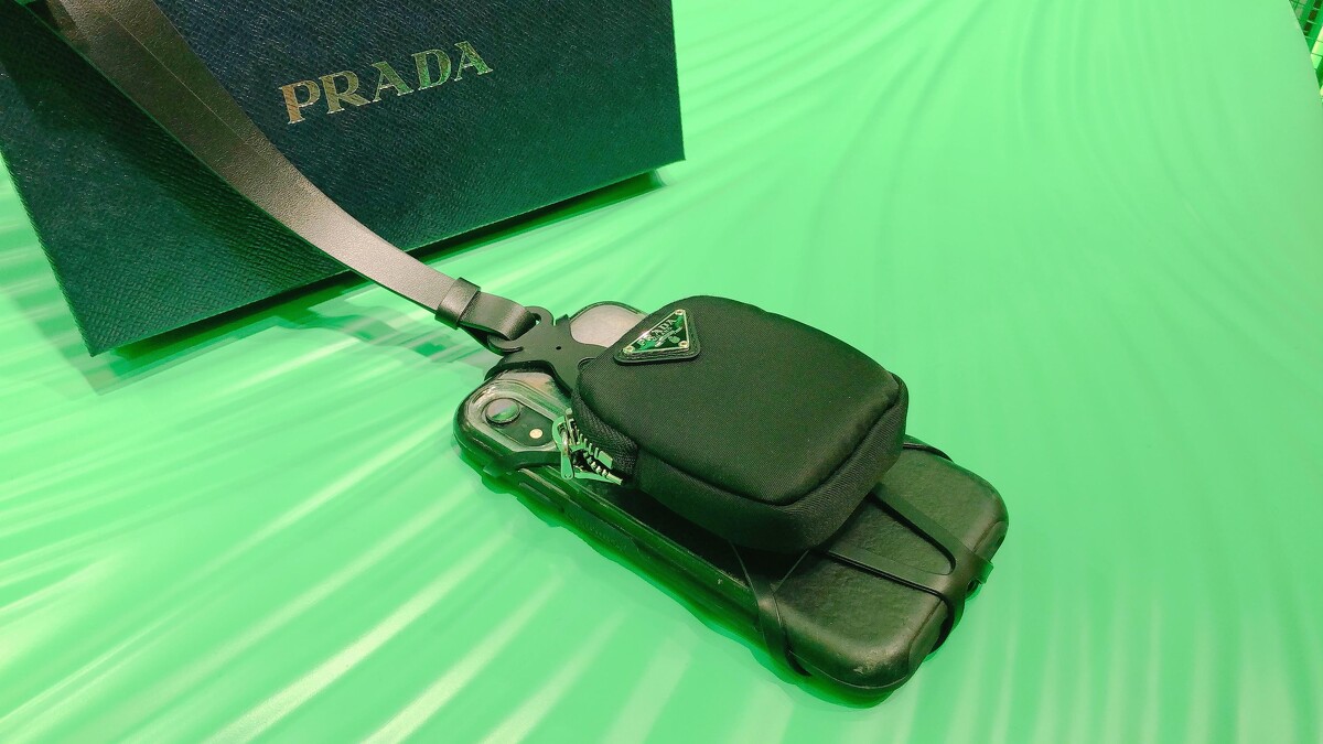Prada多功能手機套（NT$12,500）