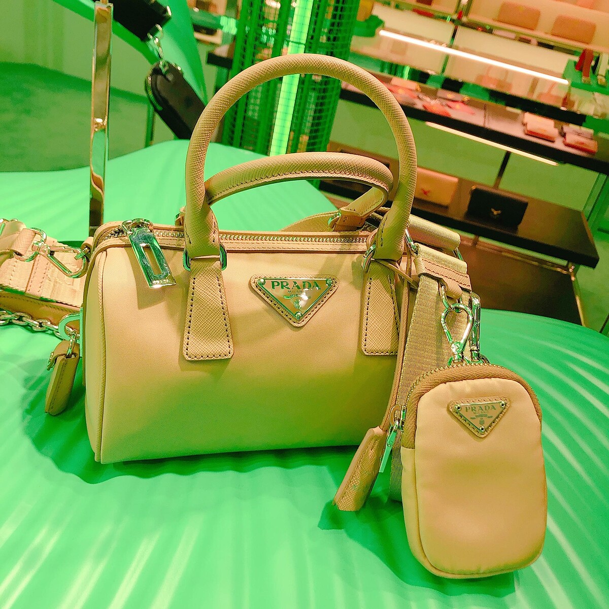 #沙色玫瑰 單品必入手。尼龍圓筒手提肩背包（NT$53,000）