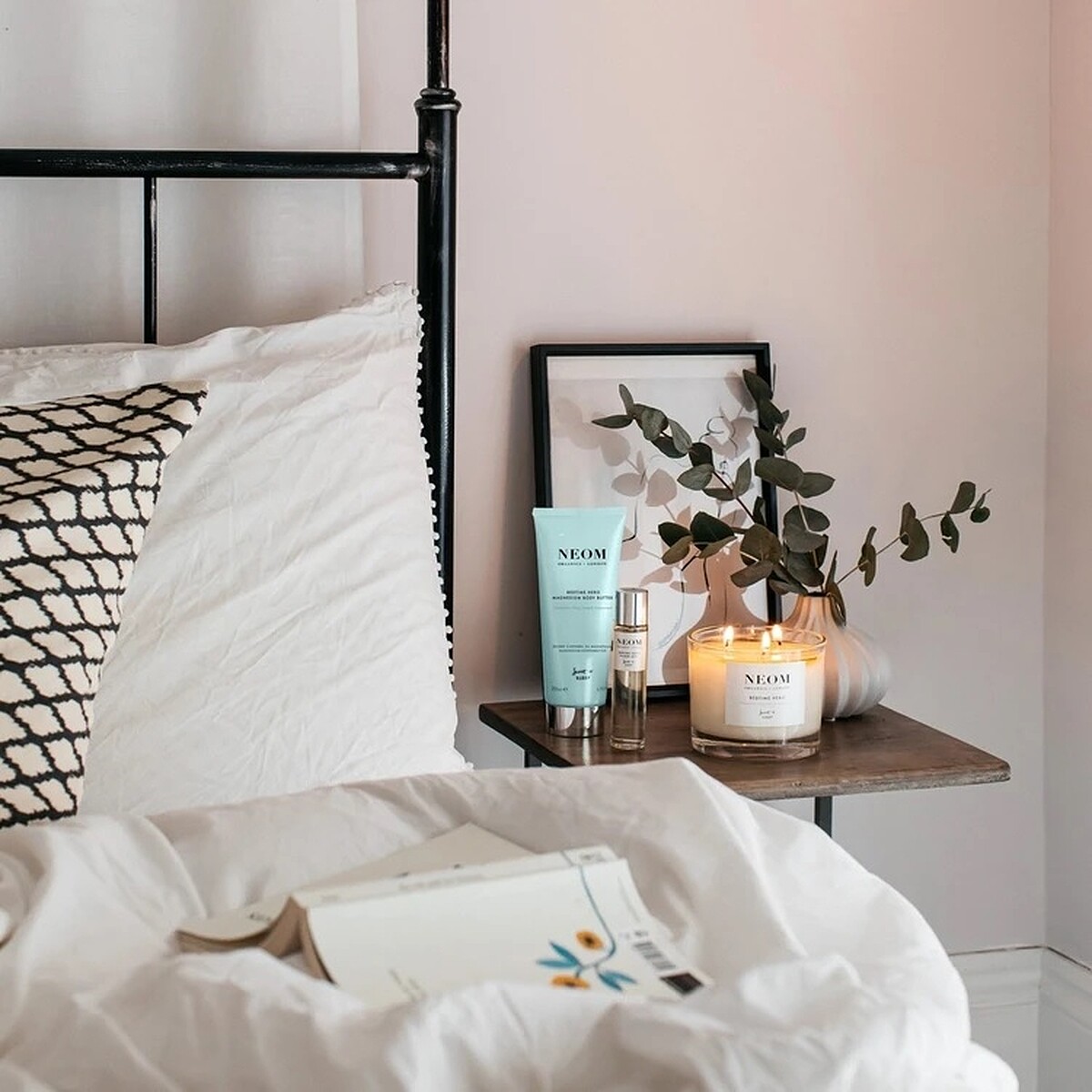 全新推出NEOM靜心舒眠系列，以新鮮果香氣息幫助睡眠更深更香甜。(圖片提供10/10HOPE)