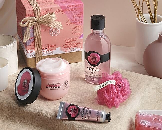 THE BODY SHOP英皇玫瑰精選禮盒內含：玫瑰嫩膚沐浴膠250ml、英皇玫瑰嫩膚保水美肌優格200ml、玫瑰嫩膚護手霜 30ml、玫瑰嫩膚花瓣潔膚皂100g、沐浴球
