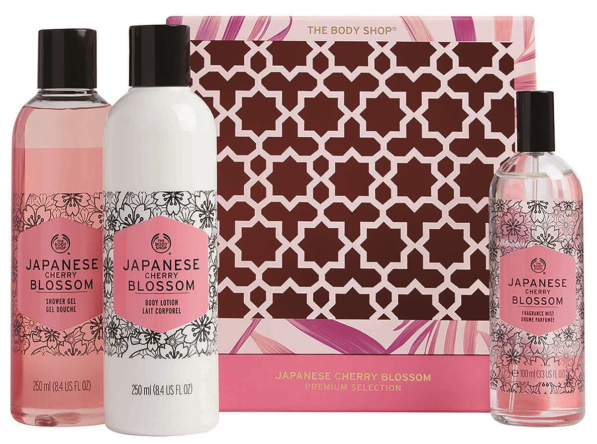 THE BODY SHOP日本櫻花典藏禮盒內含：日本櫻花沐浴膠250ml、日本櫻花潤膚乳250ml、日本櫻花爽身花露水100ml