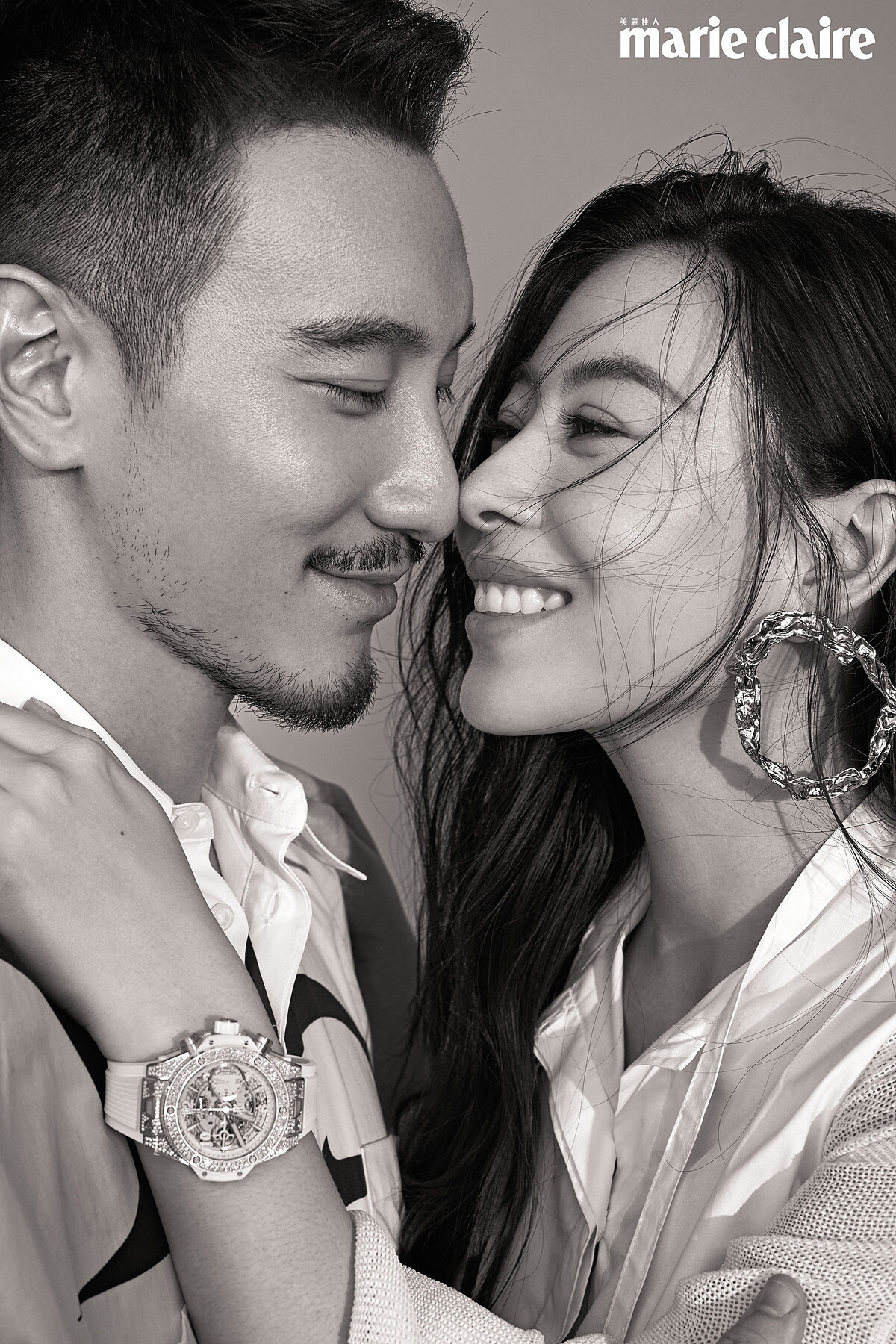 （蔡）白色燈籠袖上衣，Loewe；圓形耳環，Chlo&eacute;；Big Bang Unico白色皇金鑽錶，Hublot。 （王）圖騰短袖襯衫，Givenchy。