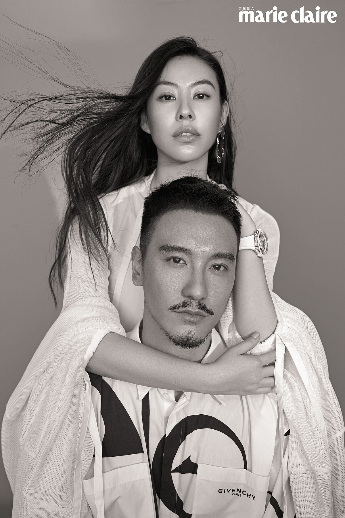 （蔡）白色燈籠袖上衣，Loewe；圓形耳環，Chlo&eacute;；Big Bang Unico白色皇金鑽錶，Hublot。 （王）圖騰短袖襯衫，Givenchy。