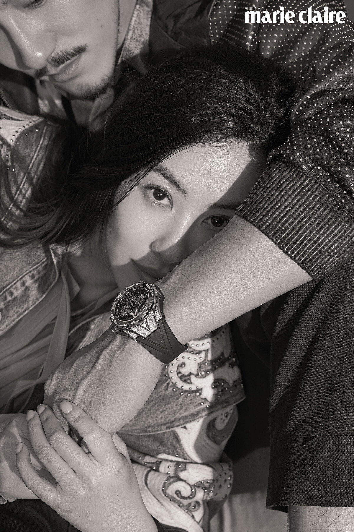 （蔡）刺繡丹寧外套，Maje；繫帶洋裝，Chlo&eacute; 。 （王）渲染圖騰無袖襯衫、鉚釘皮夾克，both by Berluti；黑色休閒褲，Givenchy； Big Bang Unico Sang Bleu II鈦金屬鑽錶，Hublot。