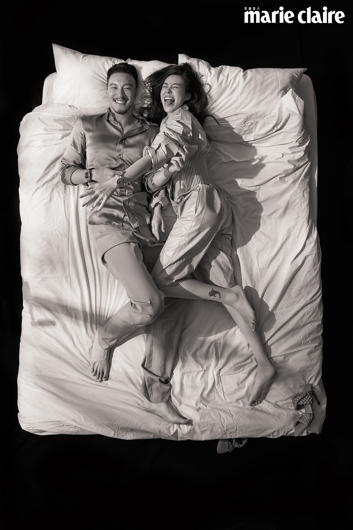 （蔡）皮革連身褲、編織高跟鞋，both by Bottega Veneta；扭結手環，Chlo&eacute; 。 （王）緞面襯衫、西裝褲，both by Dior Men；Big Bang Unico Sang Bleu 鈦金屬鑽錶，Hublot。