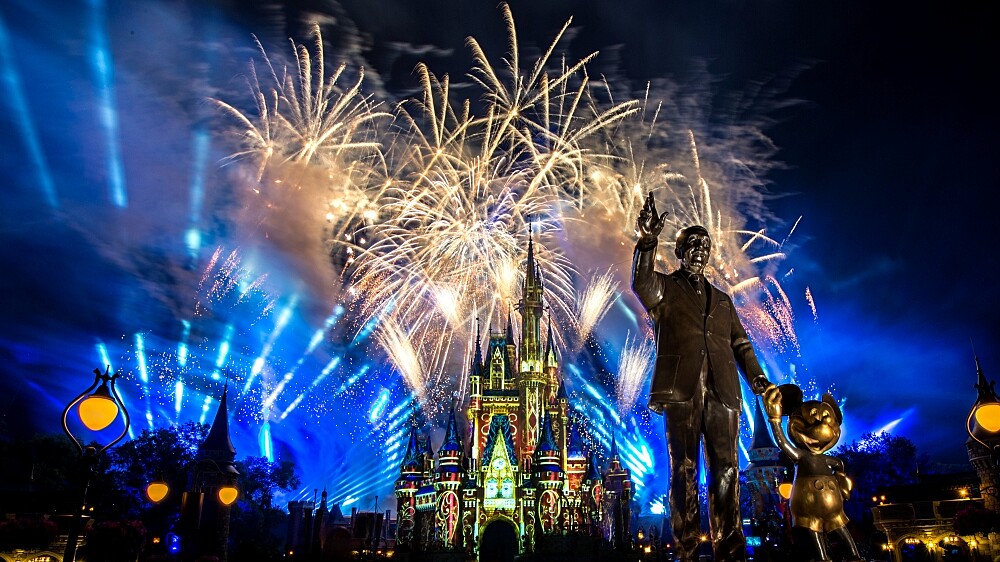 全球最大迪士尼釋出「18分鐘煙火秀影片」！除了絢爛煙火、動人音樂劃破夜空，還塞了滿滿洋蔥