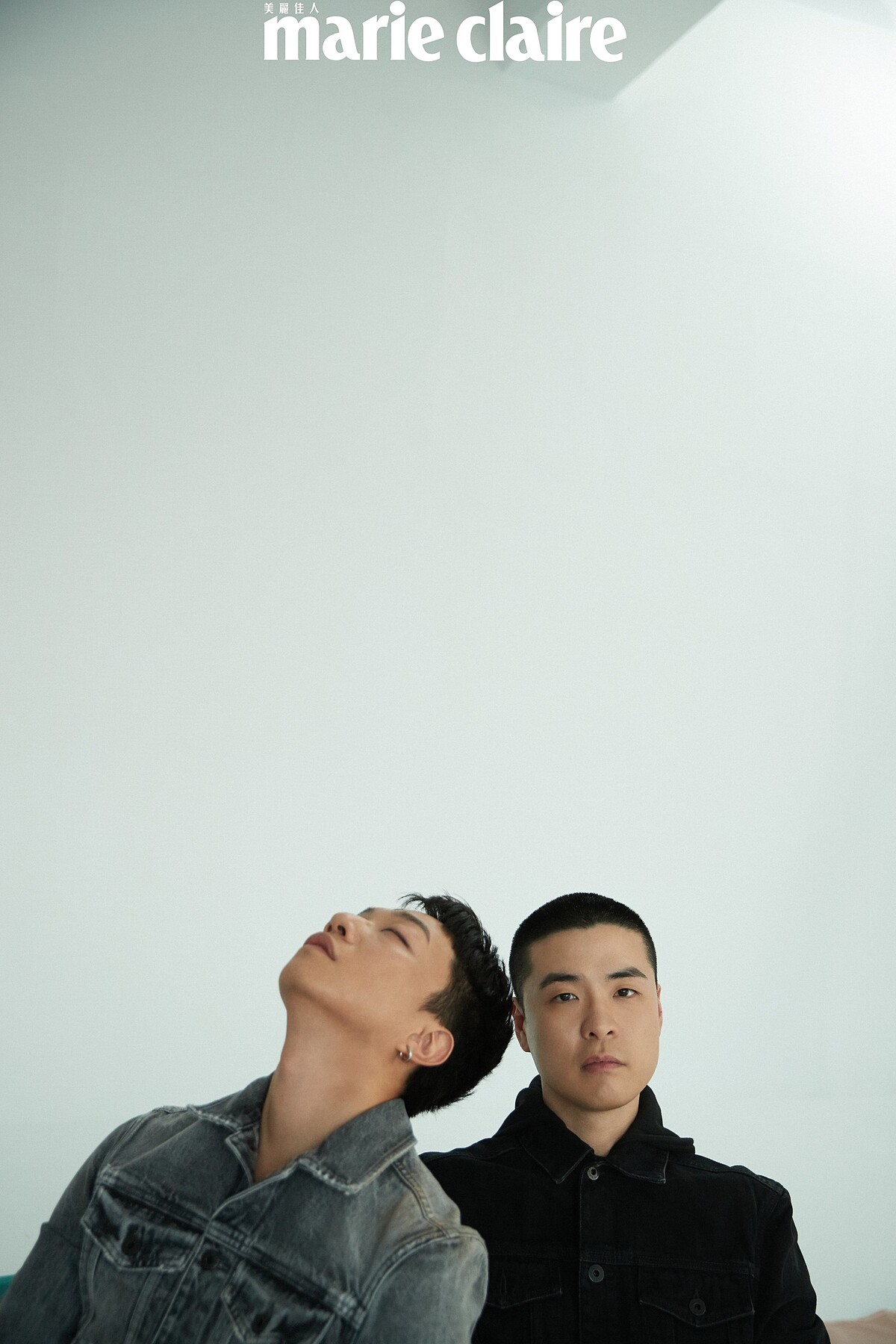  Riemah：水洗石灰色丹寧外套、黑色丹寧長褲，both by AllSaints。；Rex：連帽丹寧外套、淺灰色丹寧長褲，both by AllSaints。