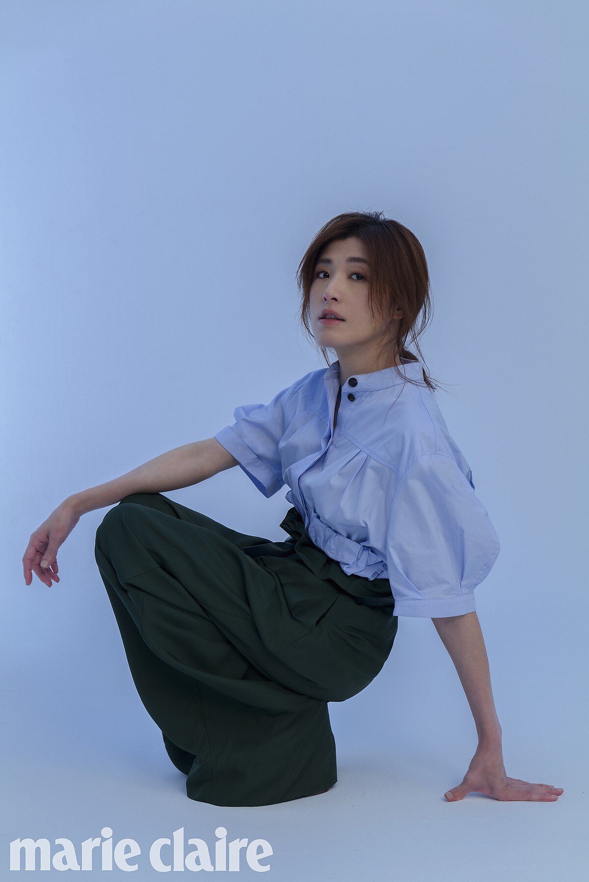 水藍色襯衫、墨綠色高腰長褲，both by Salvatore Ferragamo。