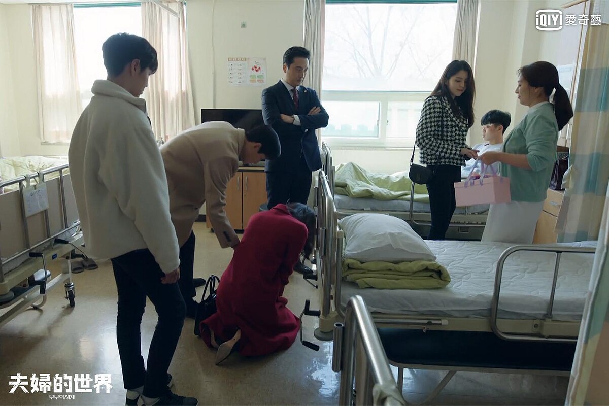 (右2)呂多景背著 Longchamp 包款