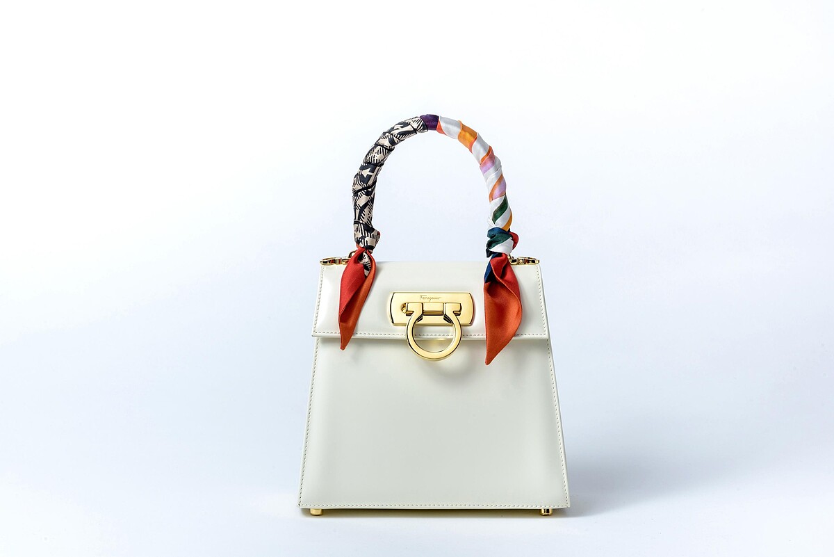 Creations 經典復刻系列 Top Handle 白色牛皮提包小尺寸（NT$61,900）、Twilly 窄版絲巾（NT$6,900）