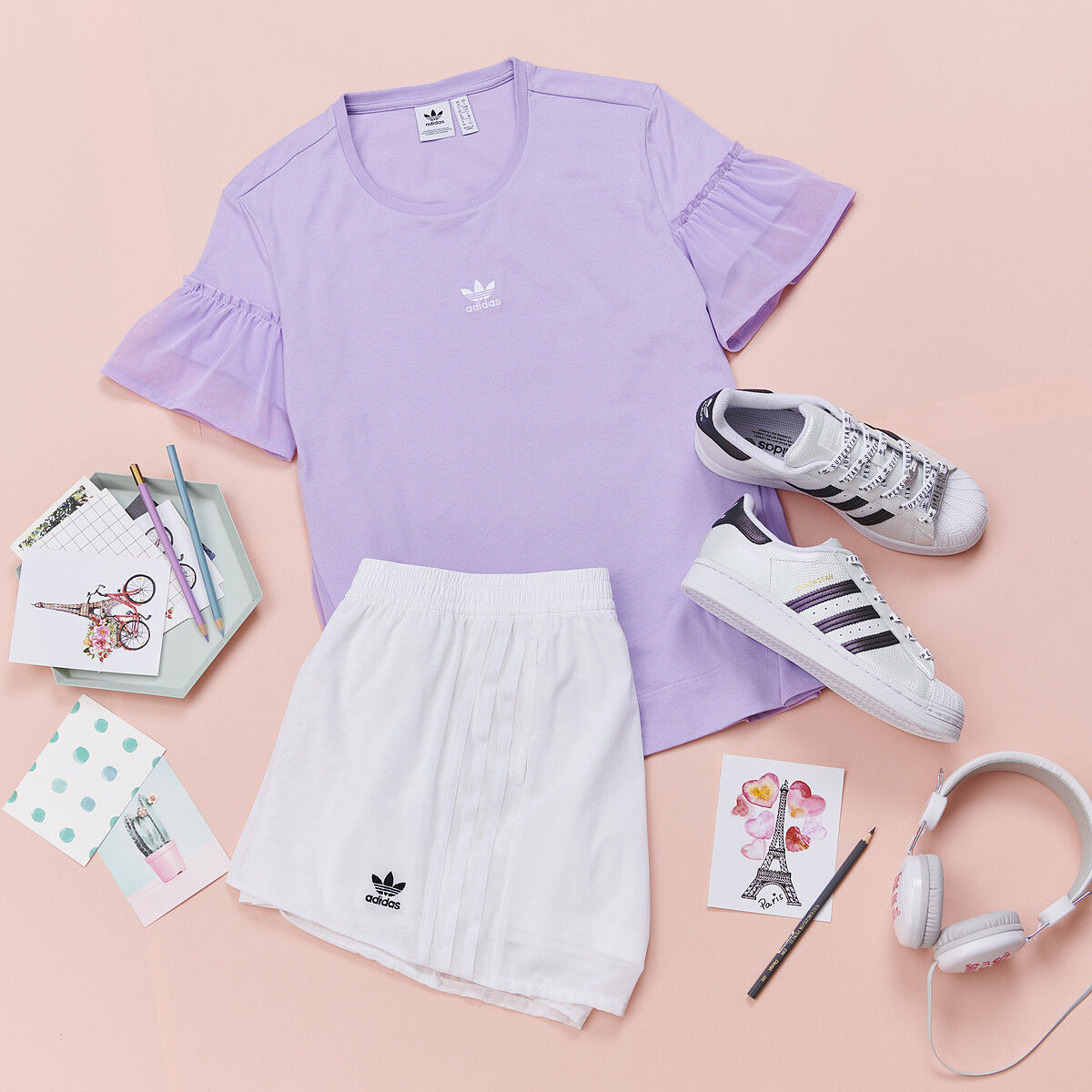 Bellista系列短袖上衣，NT1,490、短褲，NT1,690、SuperStar Festival系列鞋款，NT3,690。