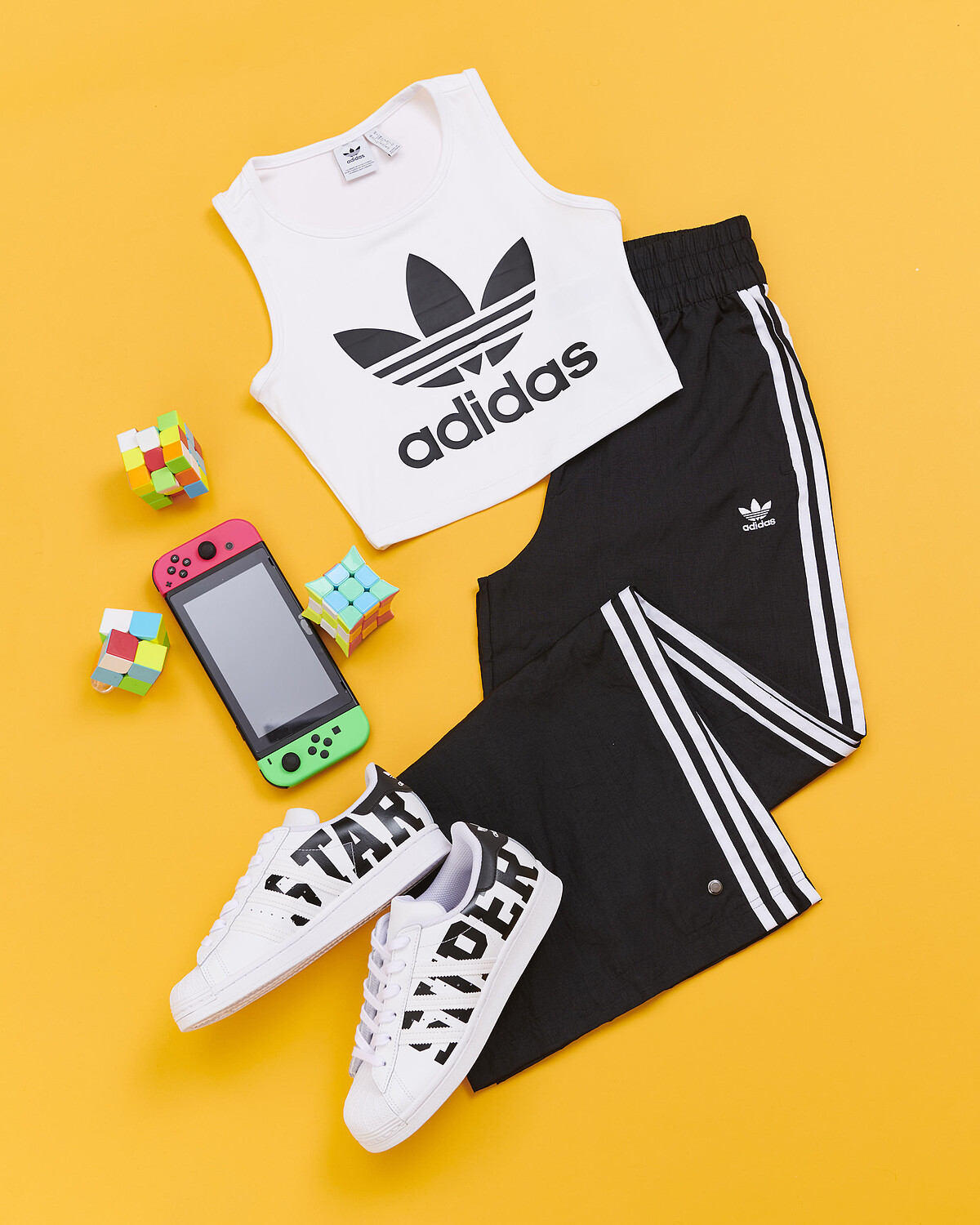 Bellista系列背心，NT1,090、長褲，NT2,490、Superstar Signature系列鞋款，NT3,690。