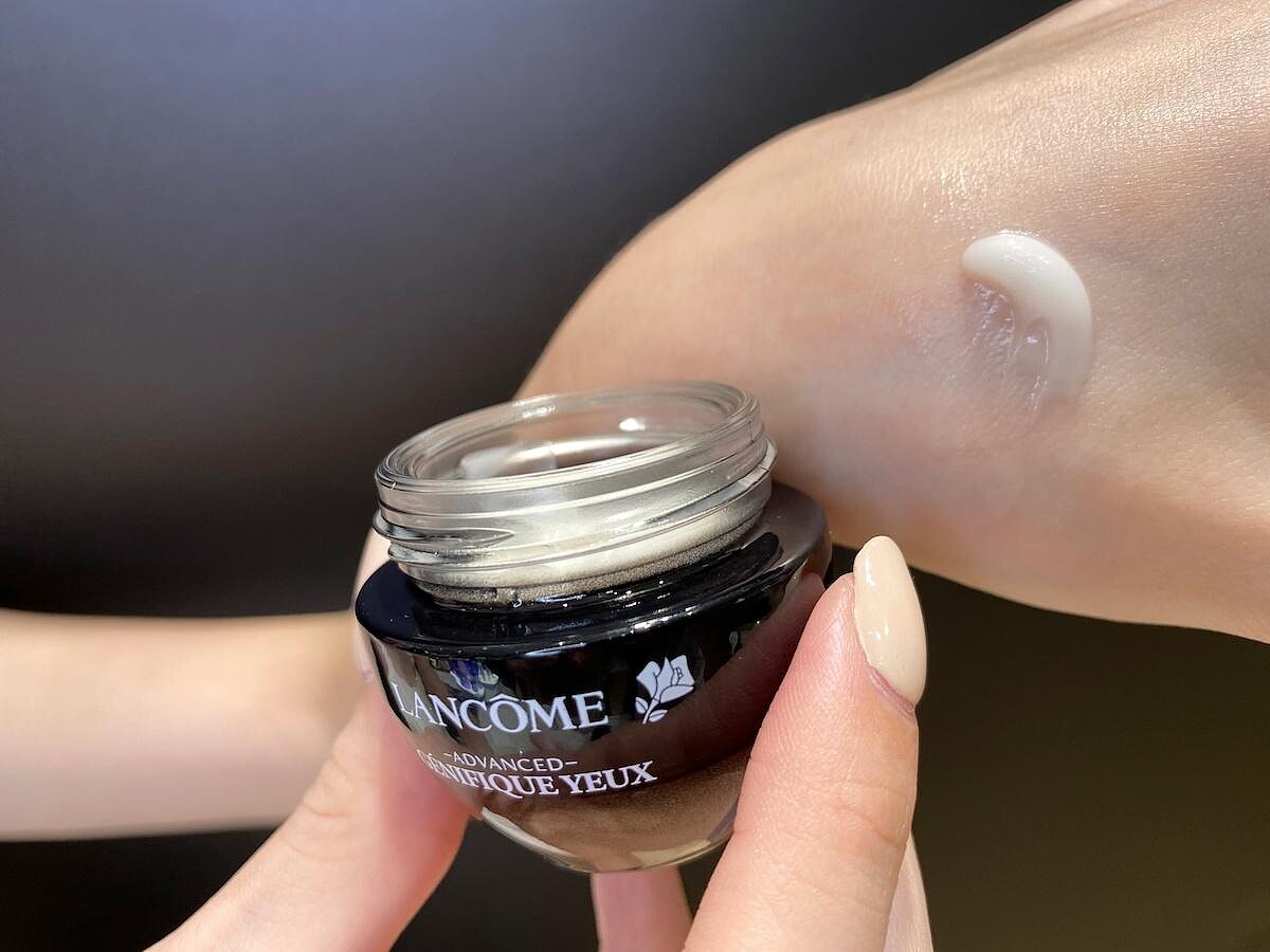 可以取約2個米粒大小的量,厚敷於眼下處