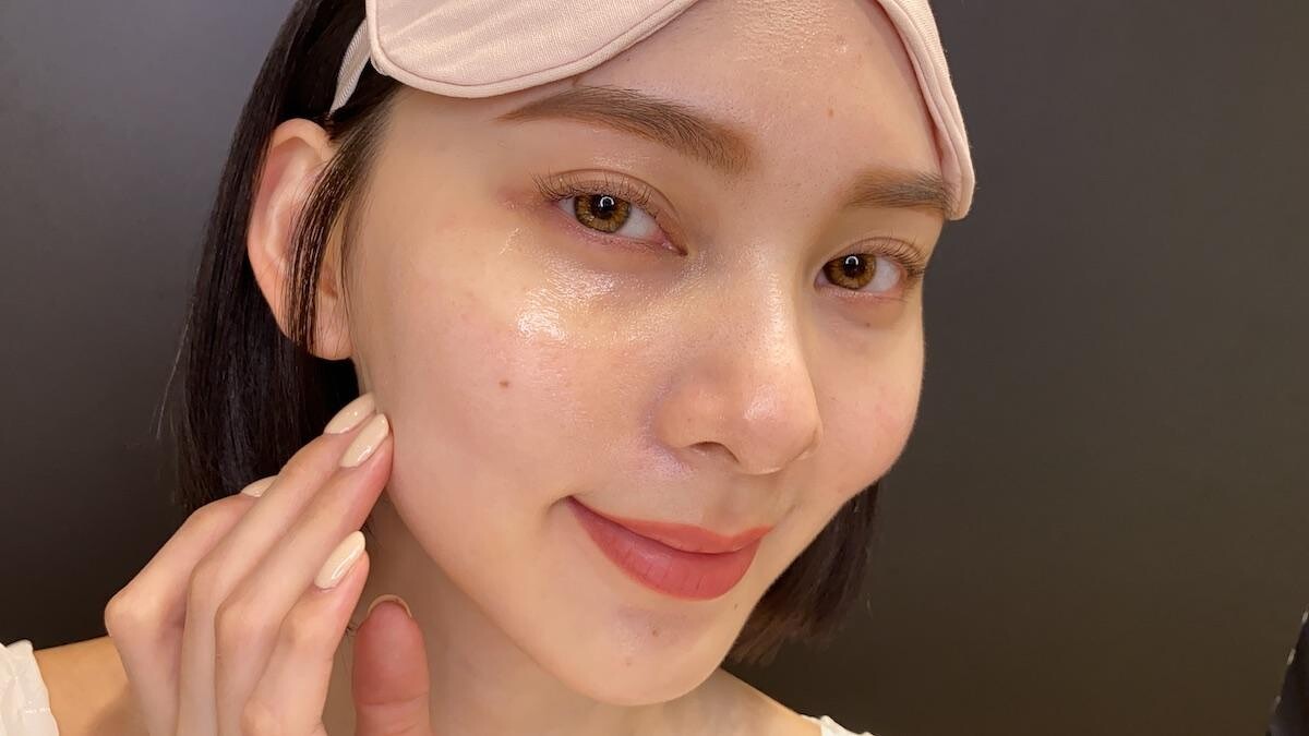 可以取約2個米粒大小的量,厚敷於眼下處