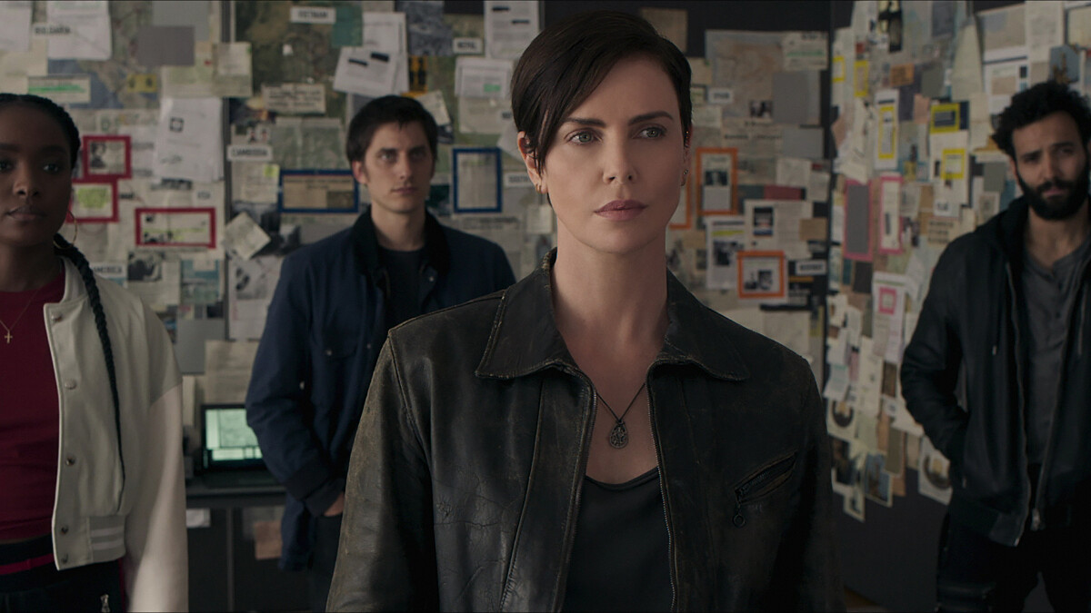 《不死軍團》莎莉賽隆化身超強女英雄!擁有不死之身、自癒能力,拳拳到肉打鬥戲爽度破表