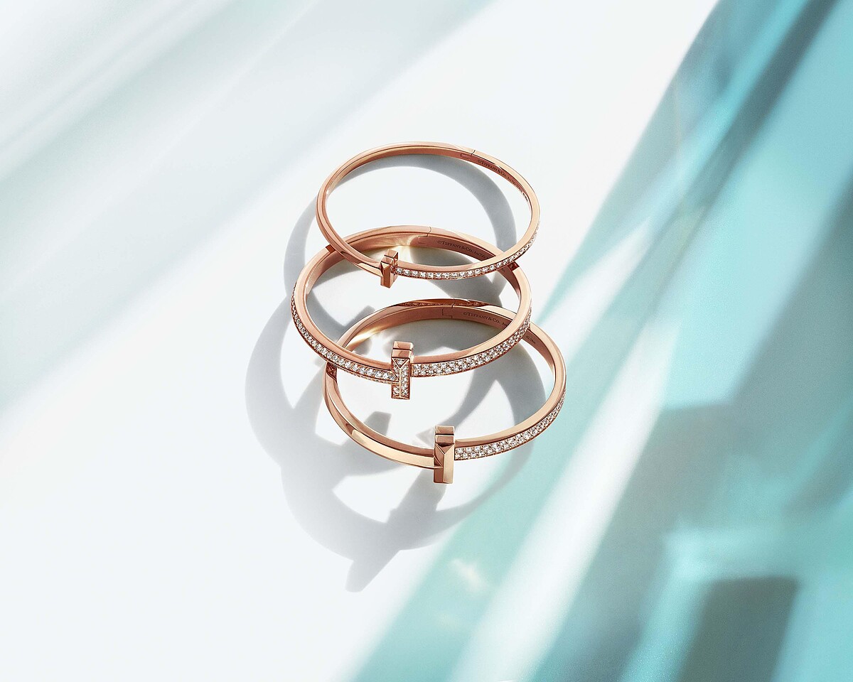 (上至下) Tiffany T1 18K玫瑰金窄版鑲鑽手環、18K玫瑰金寬版整圈鋪鑲鑽石手環、18K玫瑰金寬版鋪鑲鑽石手環。