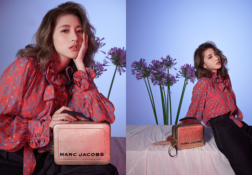 印花襯衫、高腰闊腿丹寧褲、貴氣金The Box餐盒包，all by Marc Jacobs。