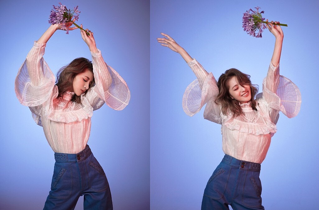 白色蕾絲紗質襯衫、高腰闊腿丹寧褲，all by Marc Jacobs。