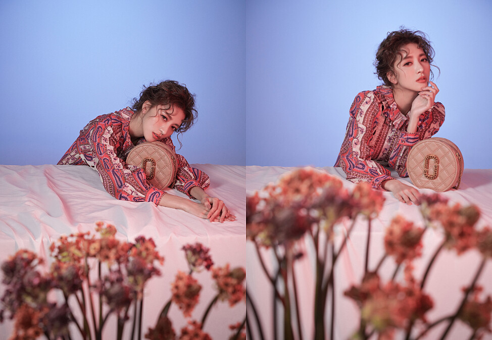 佩斯利印花洋裝、耀眼金The Status復古格紋小圓包，all by Marc Jacobs。