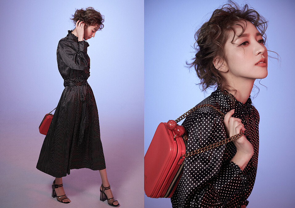 黑白圓點緞面洋裝、紅色The Vanity 復古珠釦包，all by Marc Jacobs。