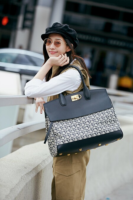 張鈞甯過去揹上 Ferragamo Studio 系列老花包款,速速在櫃上造成搶購效應