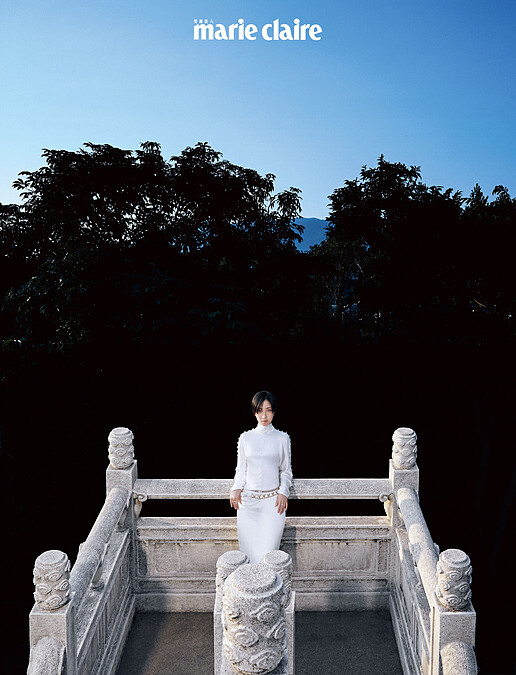 肩飾絲質長洋裝、金屬拼接珍珠腰鍊、皮革珍珠皮帶、Coco Crush 高級珠寶系列，all by Chanel。